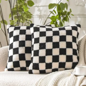 Housse de coussin Modernes à carreaux noirs et blancs fausse fourrure 4