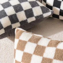 Housse de coussin Modernes à carreaux noirs et blancs fausse fourrure 2