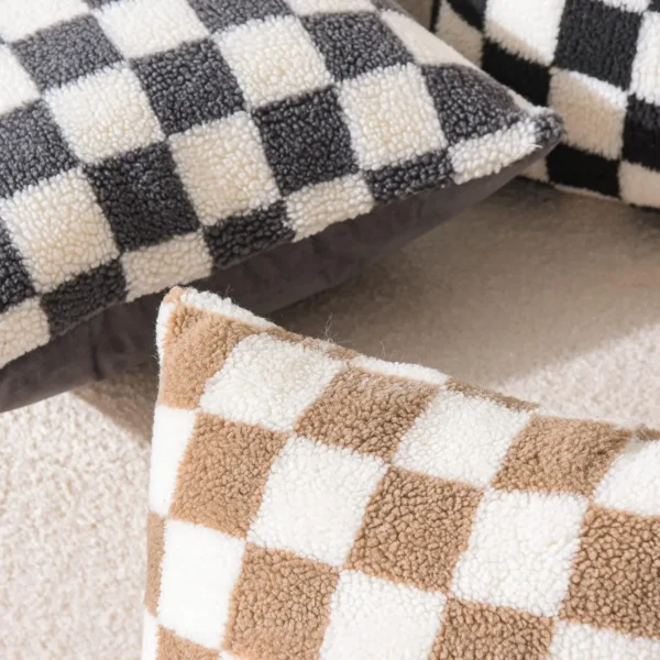 Housse de coussin Modernes à carreaux noirs et blancs fausse fourrure 2