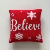 Housse de coussin Noël en velours Teddy rouge avec broderie festive 6