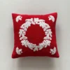 Housse de coussin Noël en velours Teddy rouge avec broderie festive 5