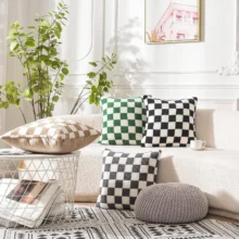 Housse de coussin Modernes à carreaux noirs et blancs fausse fourrure 1