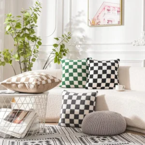 Housse de coussin Modernes à carreaux noirs et blancs fausse fourrure Housse de coussin Modernes à carreaux noirs et blancs fausse fourrure 1