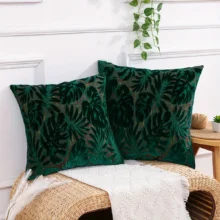 Housse de coussin Nature en chenille jacquard verte à motif de feuilles tropicales Housse de coussin Nature en chenille jacquard verte à motif de feuilles tropicales 4