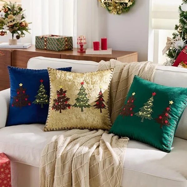 Housse de coussin Noël en Velours doux brodé motif sapins colorés festifs 3