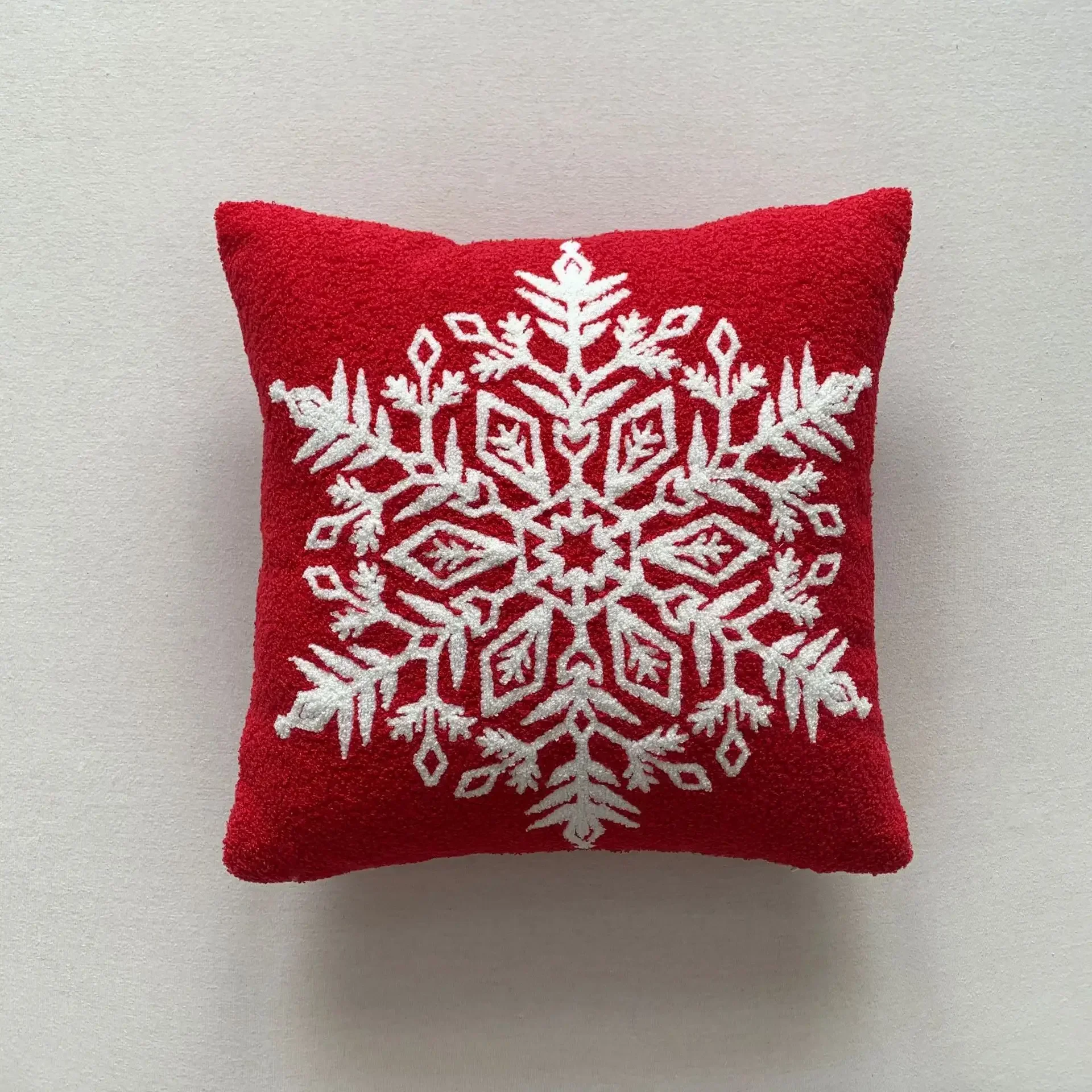Housse de coussin Noël en velours Teddy rouge avec broderie festive Housse de coussin Noël en velours Teddy rouge avec broderie festive 9