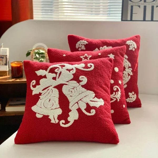 Housse de coussin Noël en velours Teddy rouge avec broderie festive Housse de coussin Noël en velours Teddy rouge avec broderie festive 2