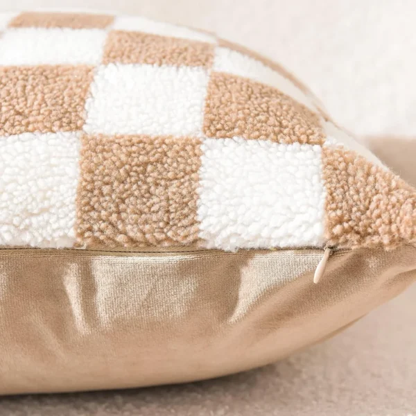 Housse de coussin Modernes à carreaux noirs et blancs fausse fourrure 3