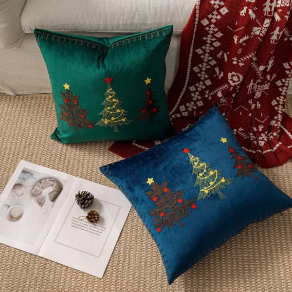 Housse de coussin Noël en Velours doux brodé motif sapins colorés festifs 4