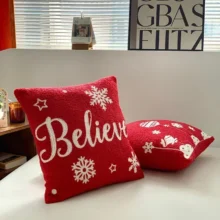 Housse de coussin Noël en velours Teddy rouge avec broderie festive Housse de coussin Noël en velours Teddy rouge avec broderie festive 3