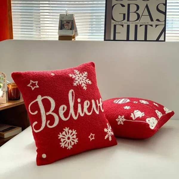 Housse de coussin Noël en velours Teddy rouge avec broderie festive Housse de coussin Noël en velours Teddy rouge avec broderie festive 3