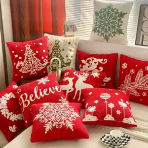 Housse de coussin Noël en velours Teddy rouge avec broderie festive Housse de coussin Noël en velours Teddy rouge avec broderie festive 1