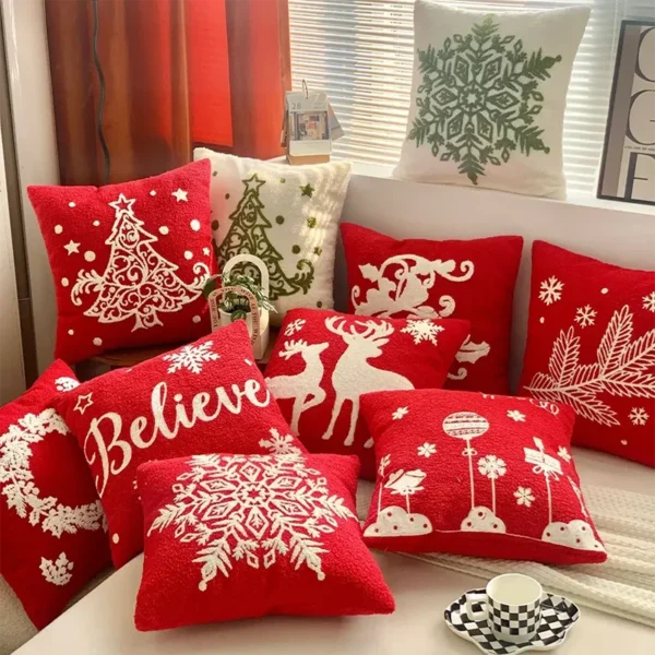 Housse de coussin Noël en velours Teddy rouge avec broderie festive Housse de coussin Noël en velours Teddy rouge avec broderie festive 1